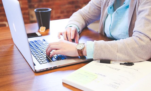 BIEC: Wynagrodzenia rosną wolniej, pracowników ubywa